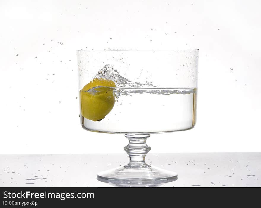 Fresh lemon splash into water