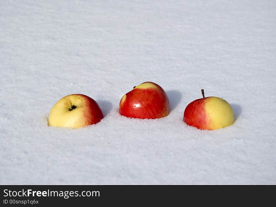 Three apples on to snow