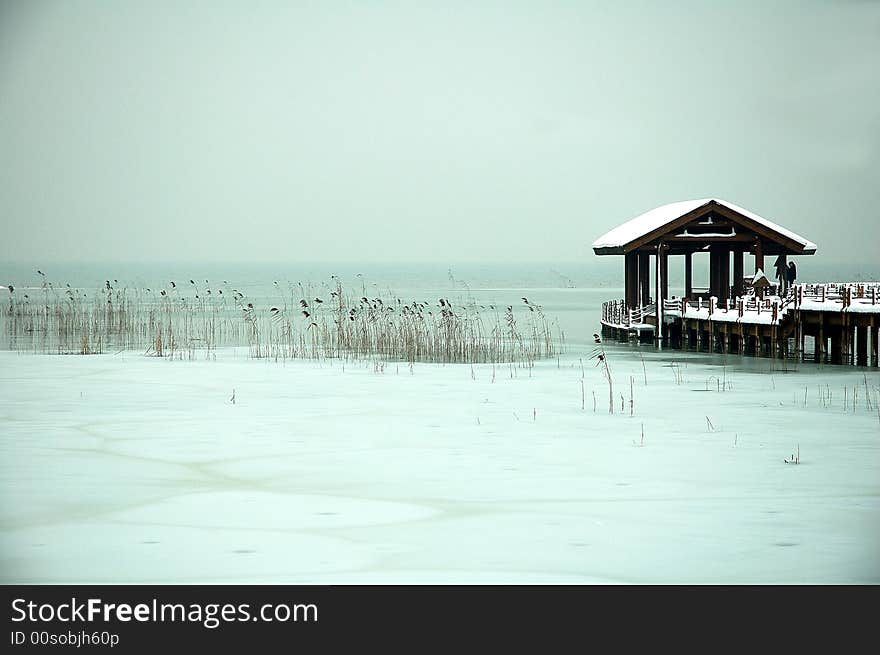 After 3 days' snow, the Tai lake shows us the quite silent. After 3 days' snow, the Tai lake shows us the quite silent