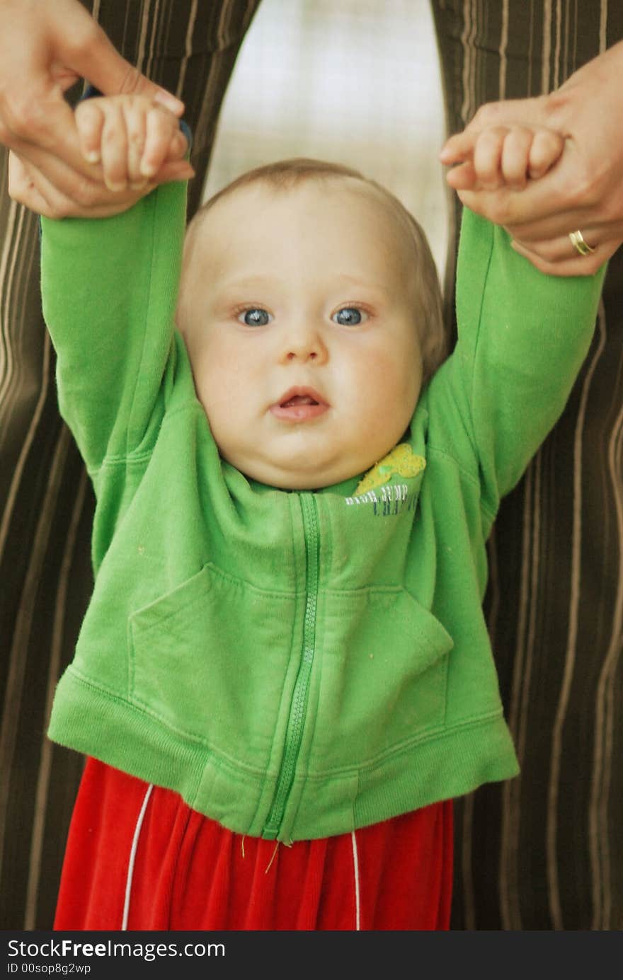 A little girl hainging on hands