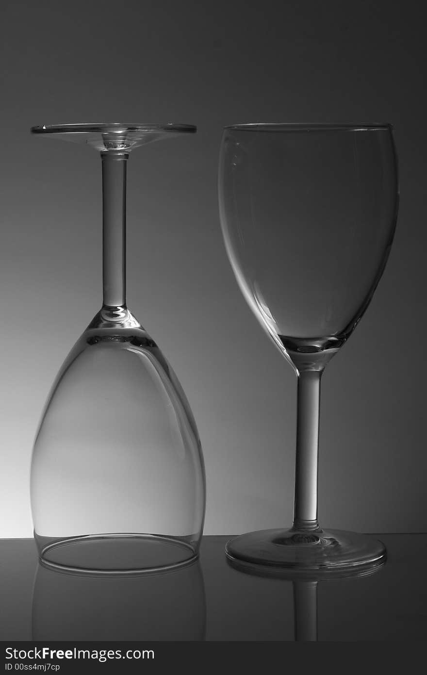 Monochrome picture of 2 wine glasses