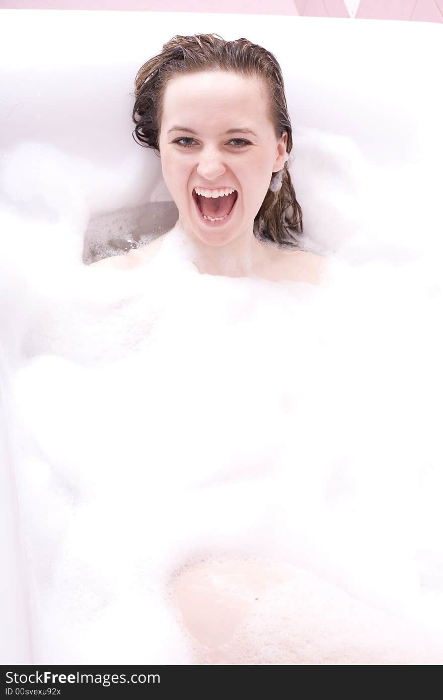 Beuatiful young woman in the bathtub. Beuatiful young woman in the bathtub