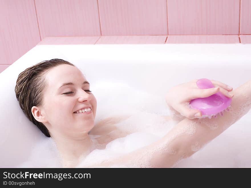 Beuatiful young woman in the bathtub. Beuatiful young woman in the bathtub