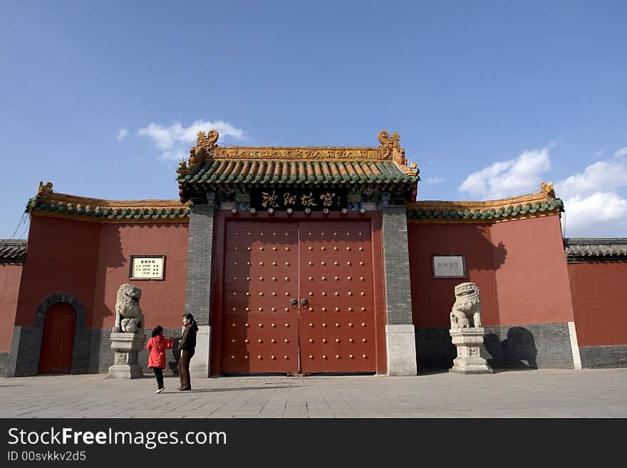 The Shenyang Imperial Palace, one of the two most intact imperial group-buildings ever existing in China, is located at Shenyang City, Liaoning Province. Covering an area of more than 60,000 square meters (about 71,760 square yards), the Shenyang Imperial Palace is one twelfth the size of the Forbidden City in Beijing. The palace consists of more than 300 rooms, formed around 20 courtyards.
Founded in 1624, the 380-year-old Shenyang Imperial Palace is one of the few ancient Chinese architectures to epitomize an ethnic culture, next to the Potala Palace in Lhasa, capital of the Tibet Autonomous Region. The palace can be divided into three sections-the eastern section, the middle section and the western section. Each section boasts of unique characteristics.
Besides the Forbidden City in Beijing, the Shenyang Imperial Palace is the only other existing palace complex in China. Within its walls much is revealed about the early Qing Dynasty. It was listed by UNESCO as a World Cultural Heritage Site in 2004 as an extension of the Forbidden City and is now the most popular and renowned tourist attraction in Shenyang.