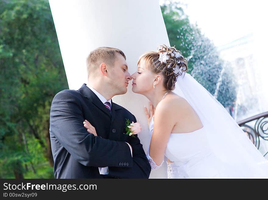 The kiss near the column