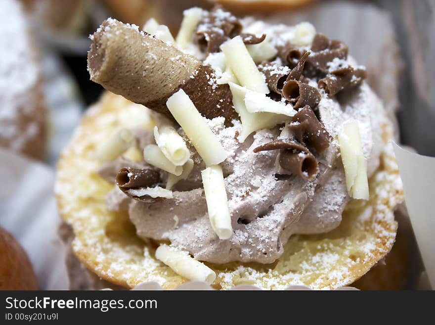 Macro close-up of sweet cake with cream and chocolate