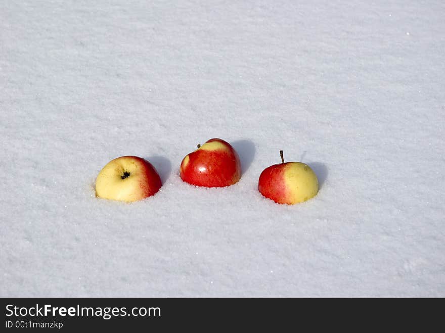 Three apples on to snow