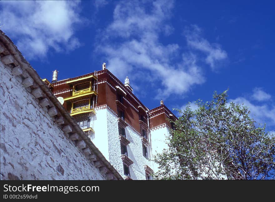 Originally built by King Songtsen Gampo in the seventh century, Potala Palace is famous for its grand buildings, complicated constructions. Originally built by King Songtsen Gampo in the seventh century, Potala Palace is famous for its grand buildings, complicated constructions.