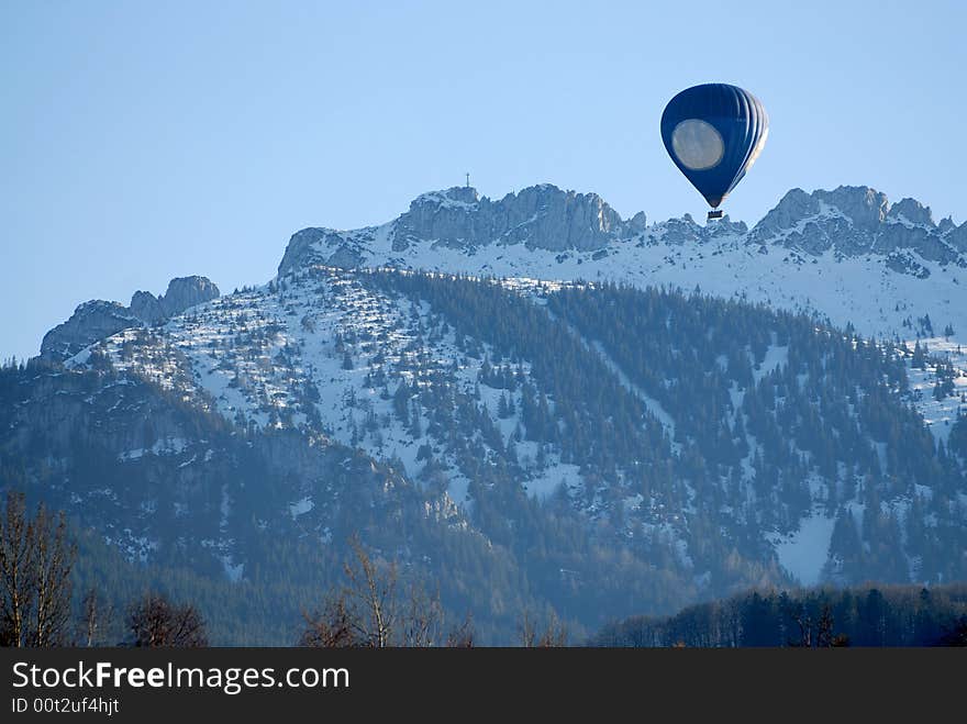 Baloon On The Mountains Background