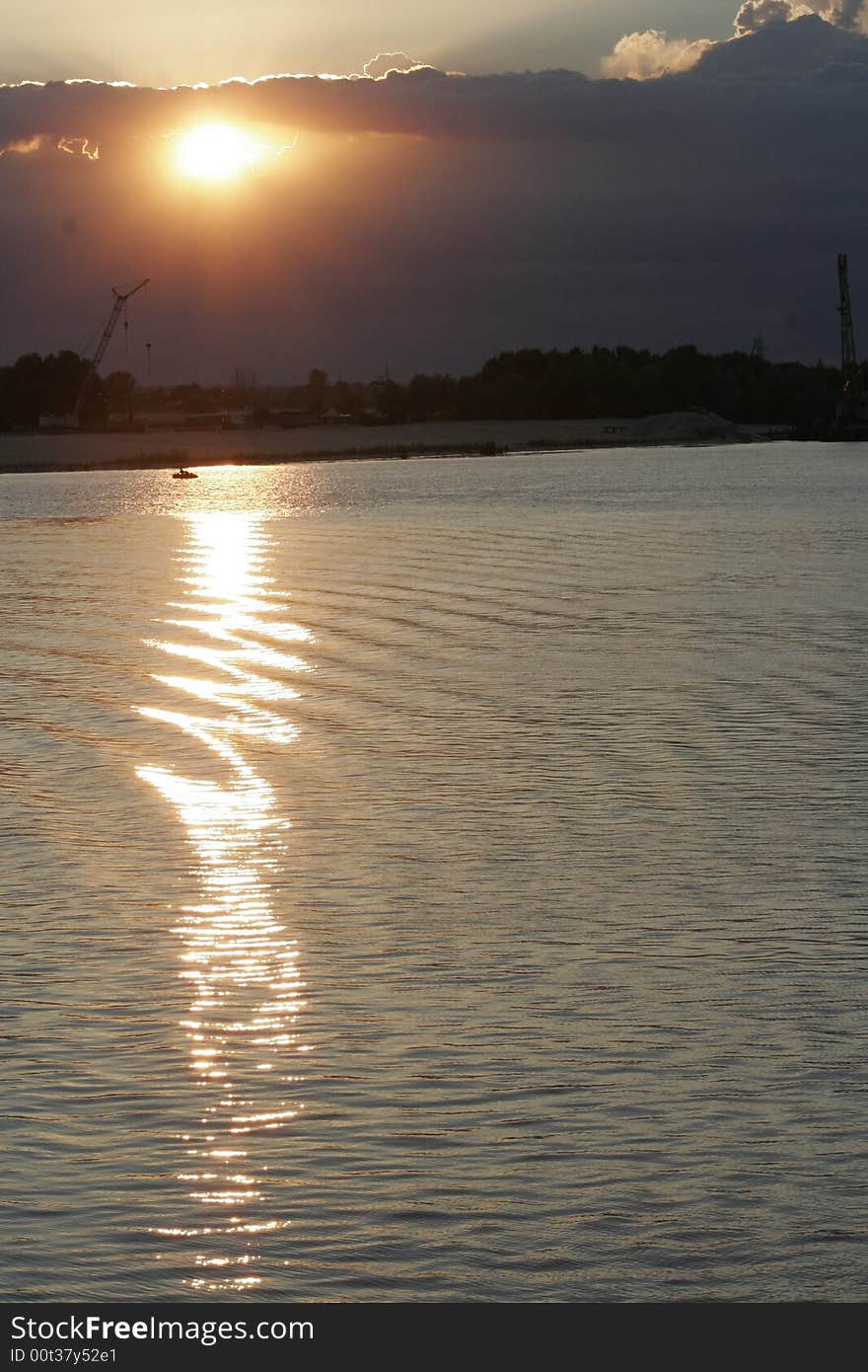 A picture of a beautiful sunset out on the water.