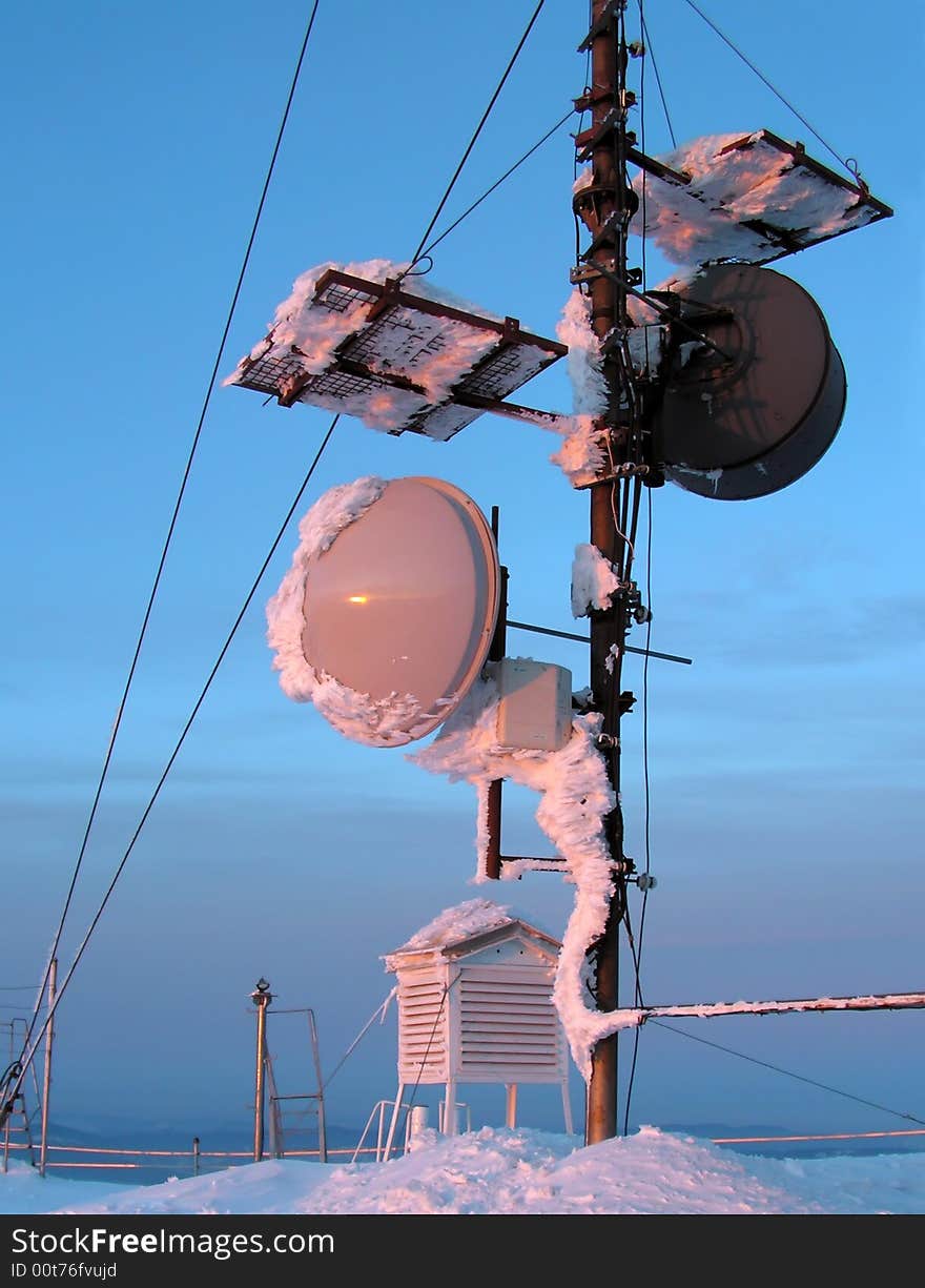 This meteorological station is located on Toaca Peak (Ceahlau mountains in Carpathian ridge, at 1904 m altitude). This meteorological station is located on Toaca Peak (Ceahlau mountains in Carpathian ridge, at 1904 m altitude)