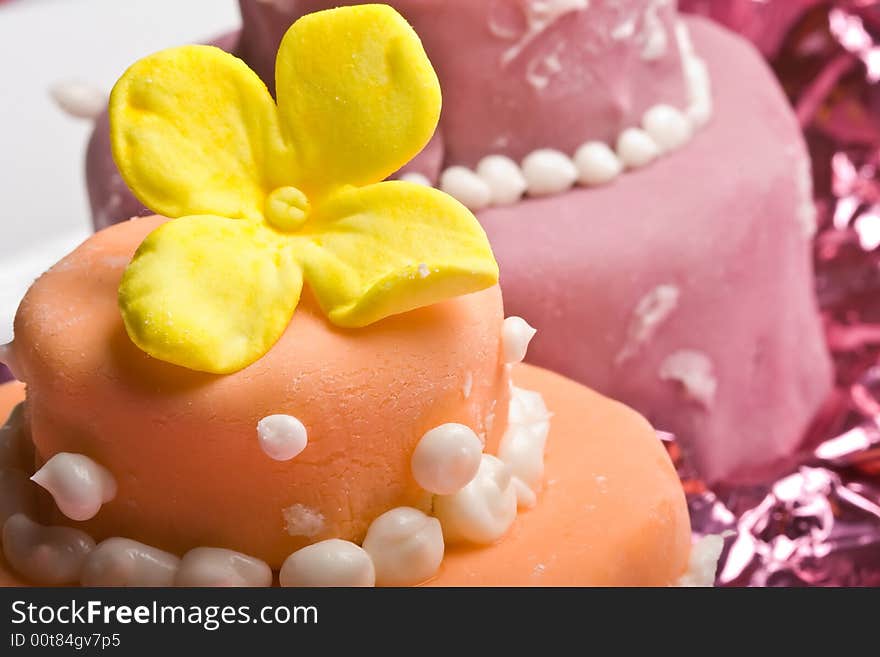 Two small nicely decorated cakes yellow and pink