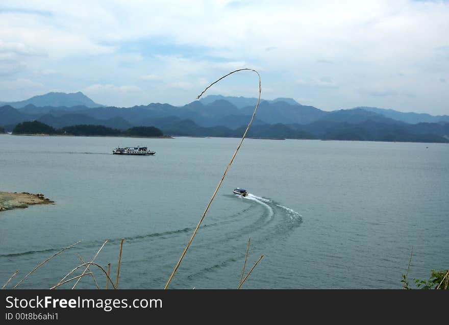 The speed boat has delimited in the level of the lake. The speed boat has delimited in the level of the lake