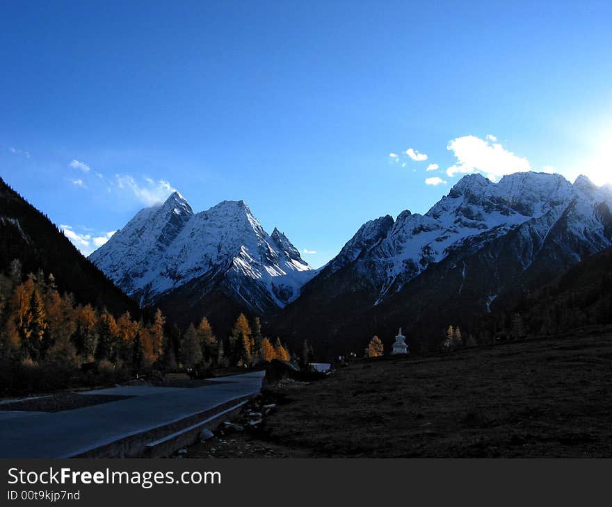 A mountain covered by snow, Took in Sichuan Province, China. This peak, named Camel Peak, has a altitude of 5100 metres (about 17,000 feet). A mountain covered by snow, Took in Sichuan Province, China. This peak, named Camel Peak, has a altitude of 5100 metres (about 17,000 feet).