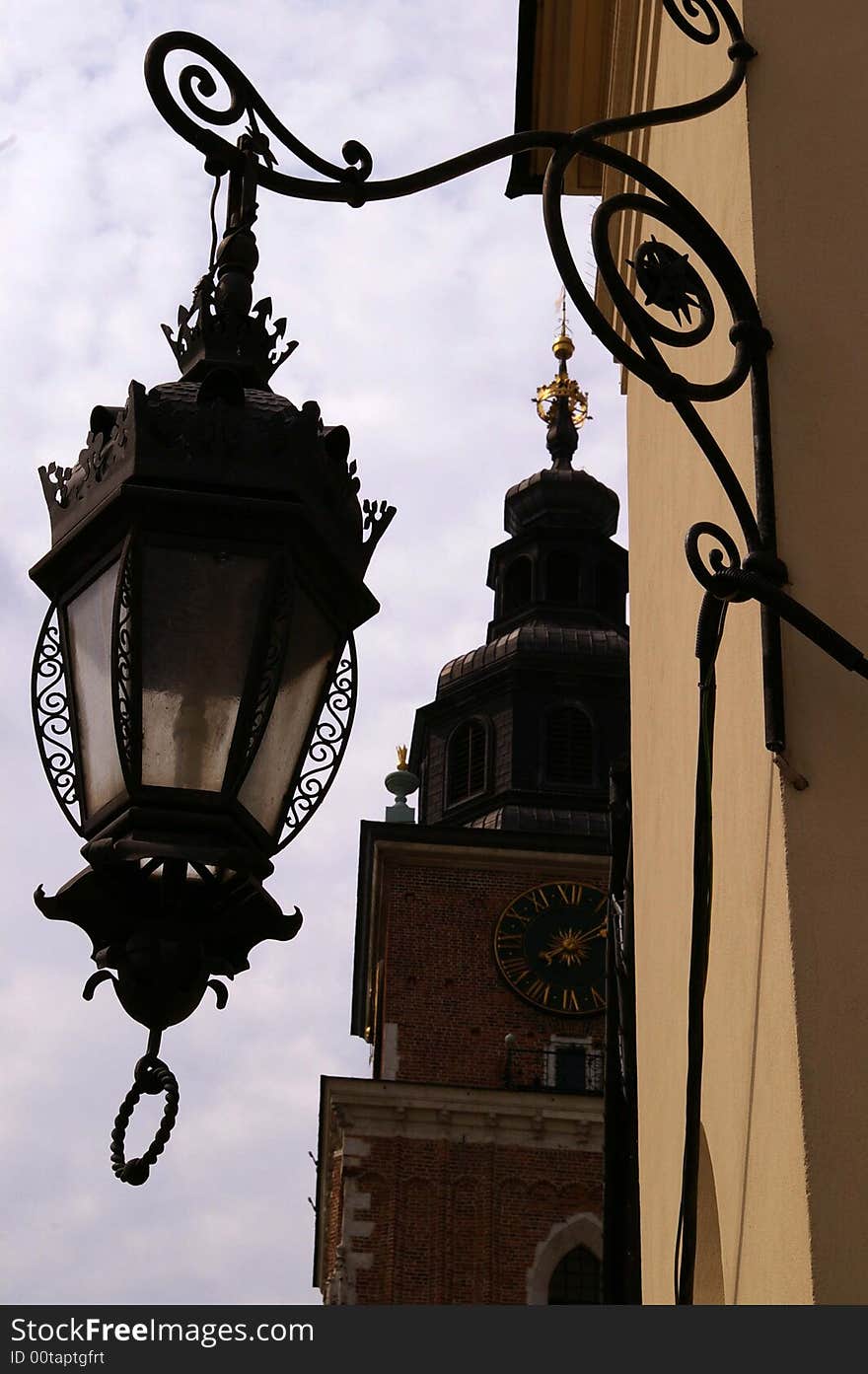 A street lamp on the front view and the town hall on the back view