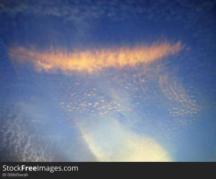 Lung the cloud illuminated by the sun in the clear sky, a cloudy ripples. Lung the cloud illuminated by the sun in the clear sky, a cloudy ripples.