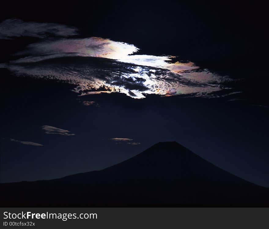 The rainbow coloring clouds over the Mt,Fuji peak-2. The rainbow coloring clouds over the Mt,Fuji peak-2