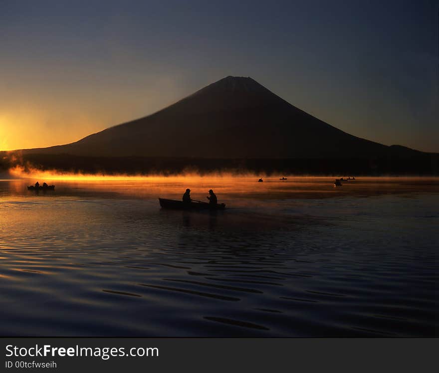 The early mornig fishermen with Mt,Fuji