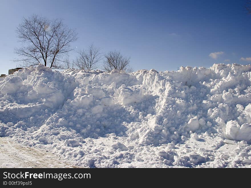 Huge snowdrifts in park