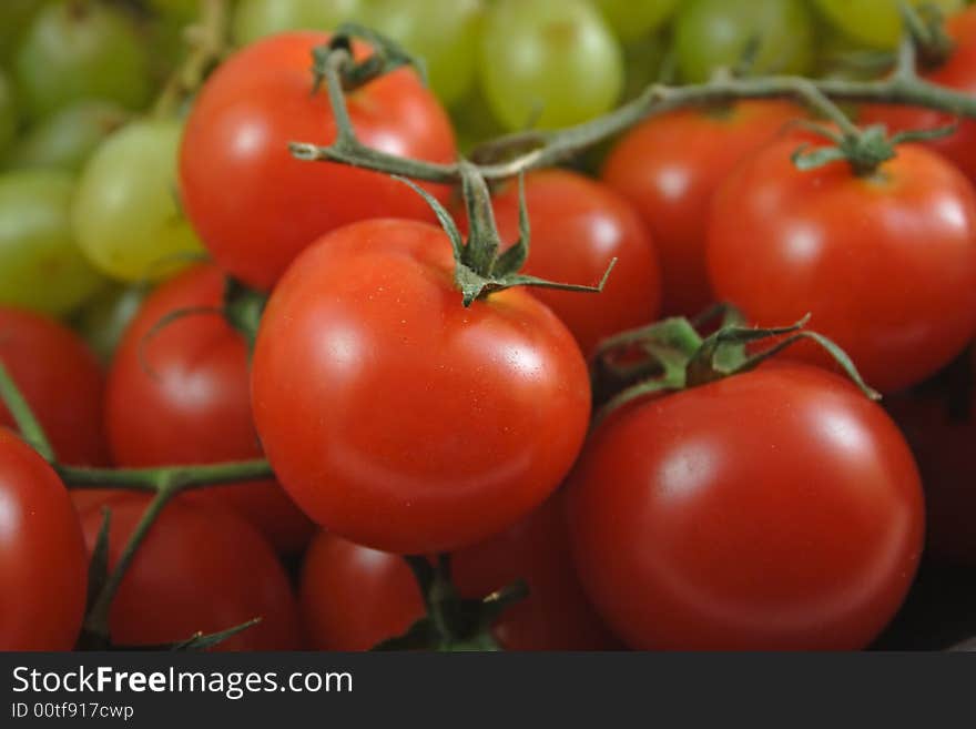 Tomatos in bunch posed on kitchen table