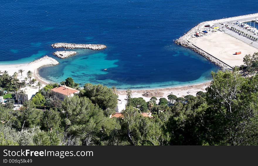 Behold the bay La petite Afrique in Beaulieu Sur Mer located in the countryside of the Alpes-Maritimes. You can have a swim in a lush setting which recalls Africa. Behold the bay La petite Afrique in Beaulieu Sur Mer located in the countryside of the Alpes-Maritimes. You can have a swim in a lush setting which recalls Africa.