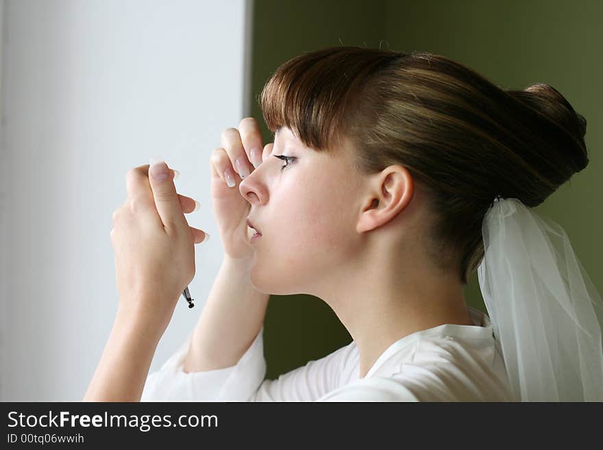 The bride renders a make-up