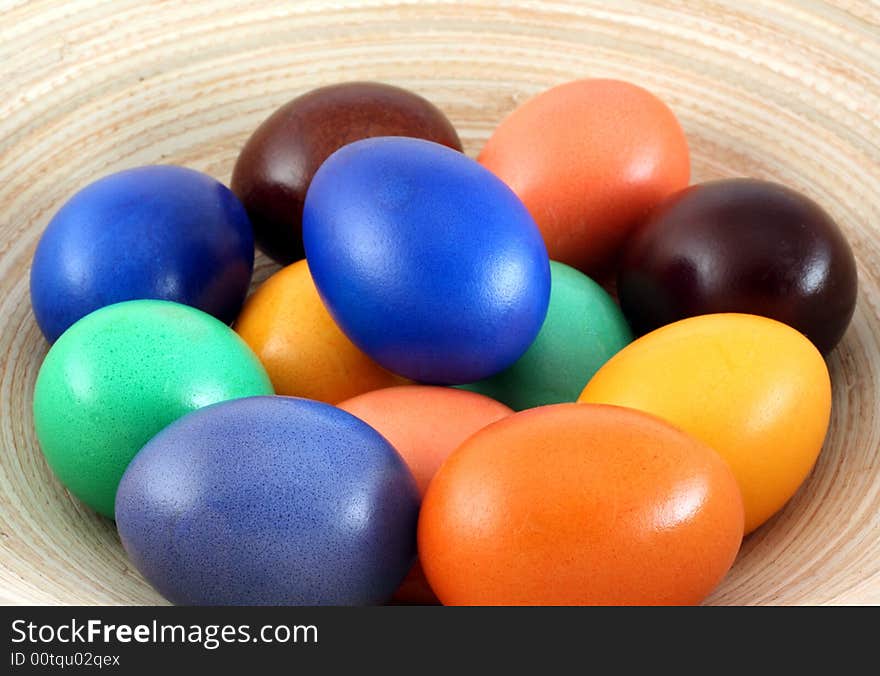 Color easter eggs on plate