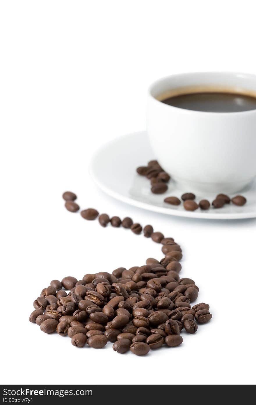 Coffee beans und white cup isolated