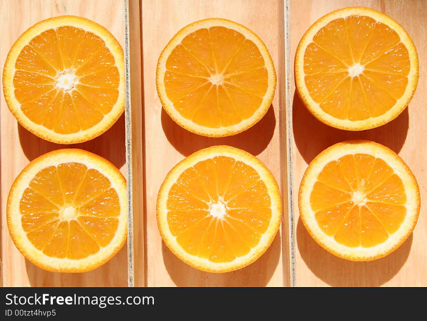 Six juicy oranges in a box