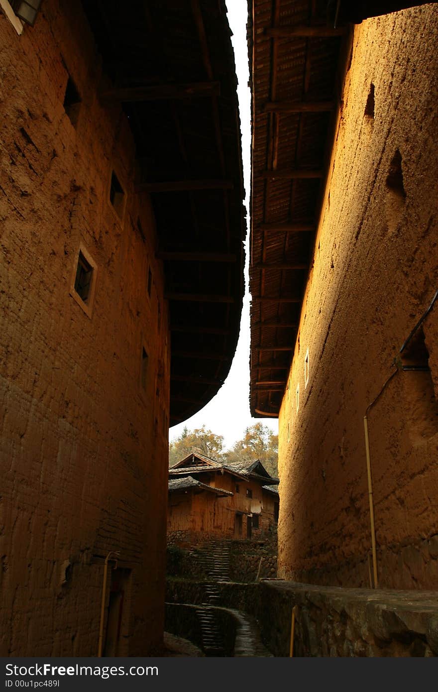 The Earth Tower of Hakka has a long history. As early as one thousand years ago, some of the original Hakka migrated and settled at the sparse Yongding area. In order to protect themselves against bandits and wild beasts, they used local materials to build tall, multi-storey circular earthen buildings where a whole family or clan could live in. These are the earth towers that we see today. The Earth Tower of Hakka has a long history. As early as one thousand years ago, some of the original Hakka migrated and settled at the sparse Yongding area. In order to protect themselves against bandits and wild beasts, they used local materials to build tall, multi-storey circular earthen buildings where a whole family or clan could live in. These are the earth towers that we see today.