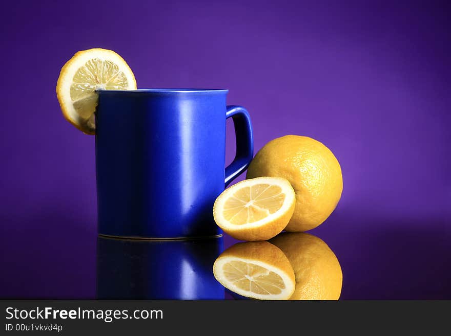 A blue cup of tea with lemons