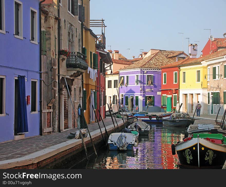 The photograph was taken in Burano, an island in the Venetian lagoon, peaceful and colorful. The photograph was taken in Burano, an island in the Venetian lagoon, peaceful and colorful.