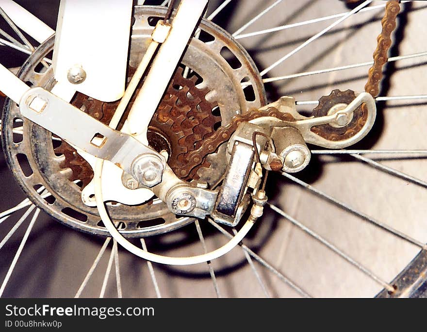 Old style bicycle transmission with rusty chain.