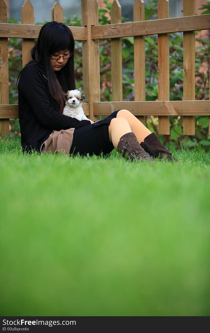 The girl hold the baby dog in the arms