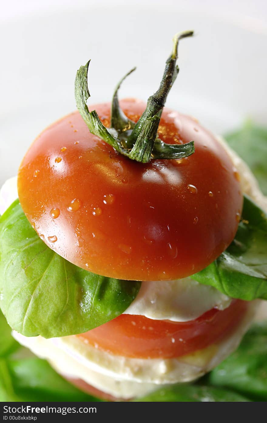 Insalata caprese: tomatoes, mozzarella and basil on a plate