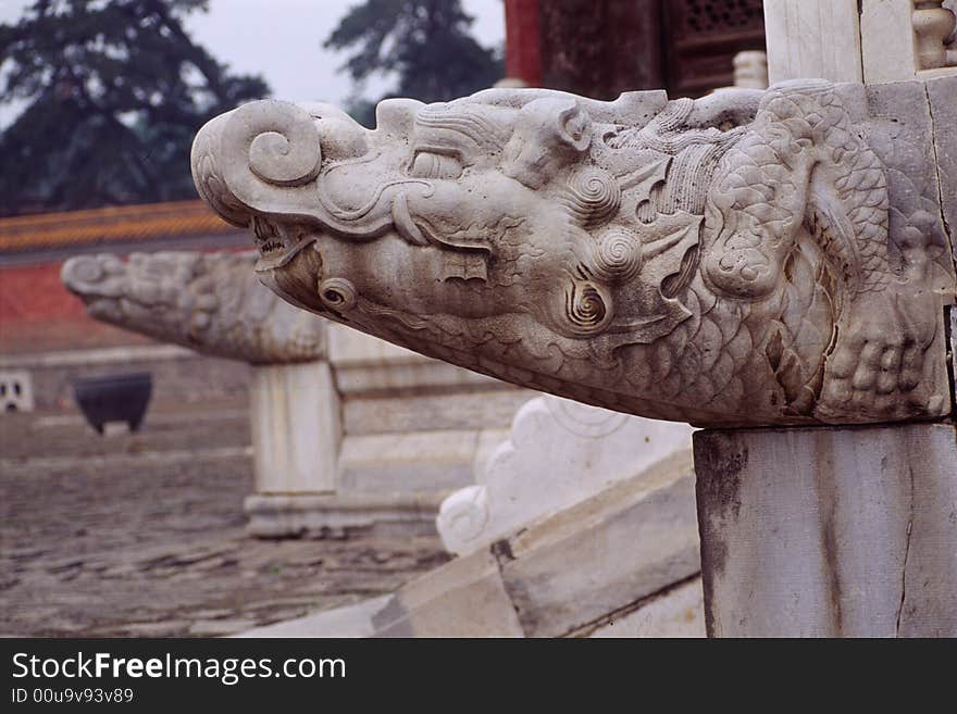 Dragon design of stone railing