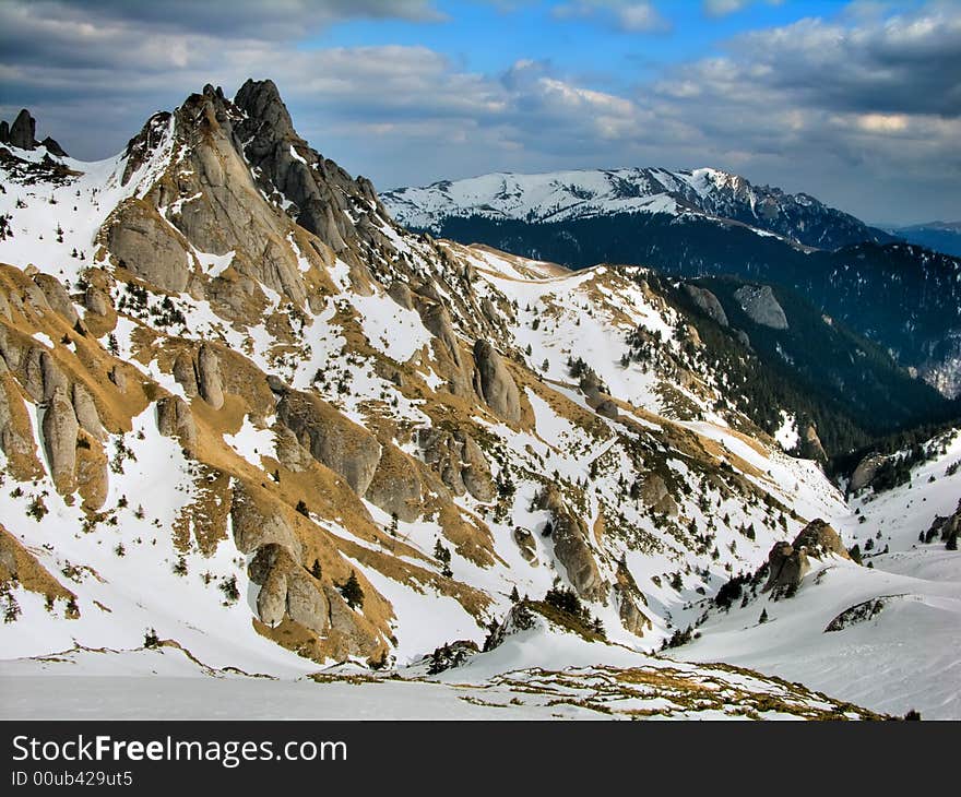 The peak of Tigaile Mari is 1844 meters altidude high. Relief forms like towers called sugar heads are specific for this summit. The peak of Tigaile Mari is 1844 meters altidude high. Relief forms like towers called sugar heads are specific for this summit.