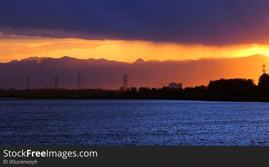 Before sunset, the lake became light blue and the moutain became orange. Before sunset, the lake became light blue and the moutain became orange