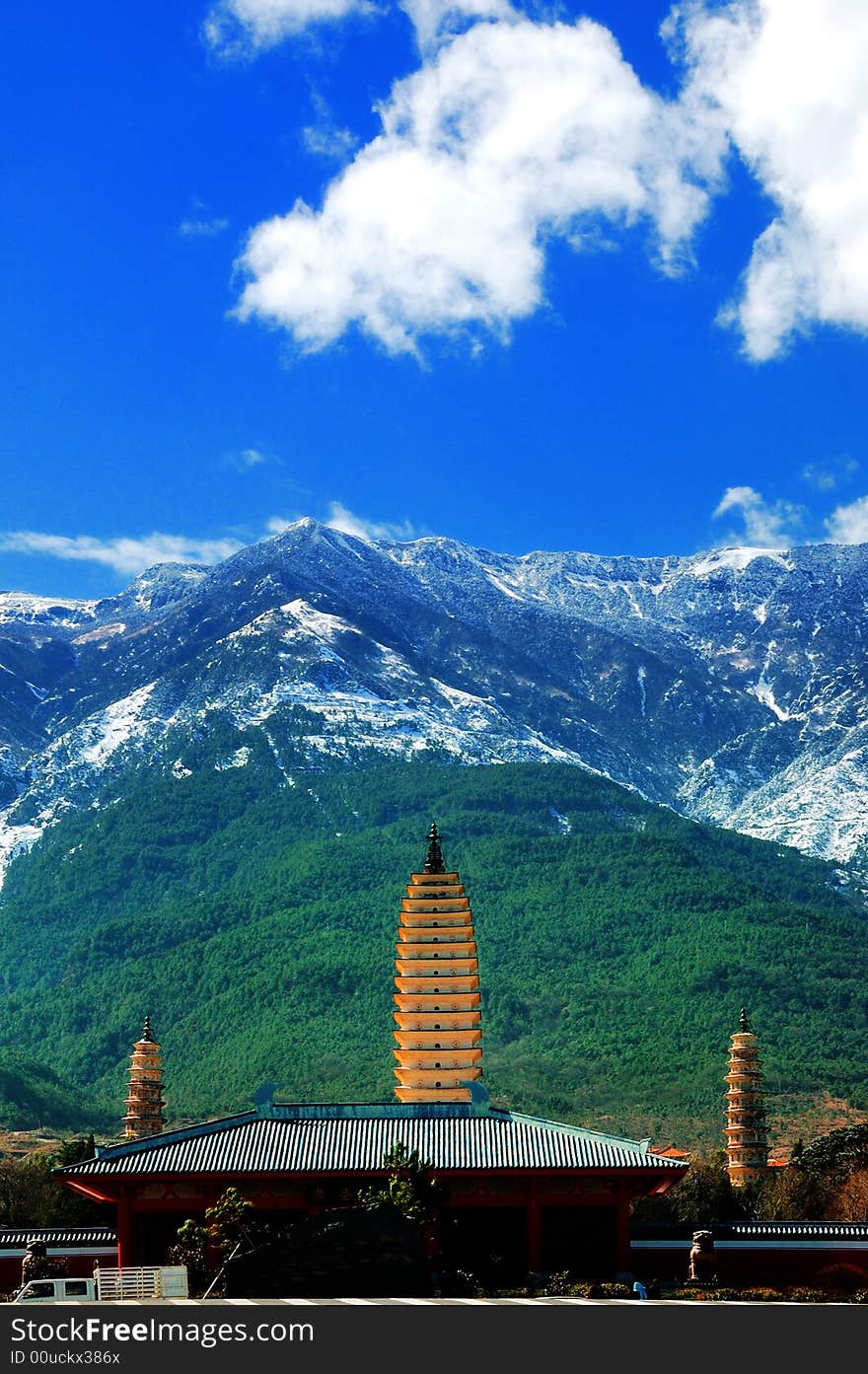 Three towers are in Chinese Dali , are one of the Da Li City sign , arrive at the first the landscape choosing of the Da Li tourist.