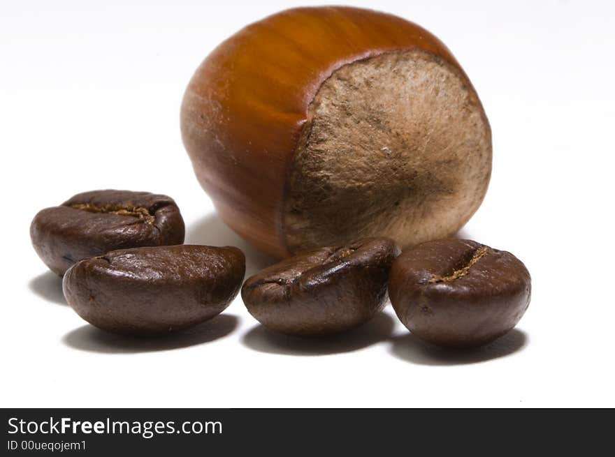 Are you nuts about coffee ?
Hasselnut surrounded by beans of fresh coffee