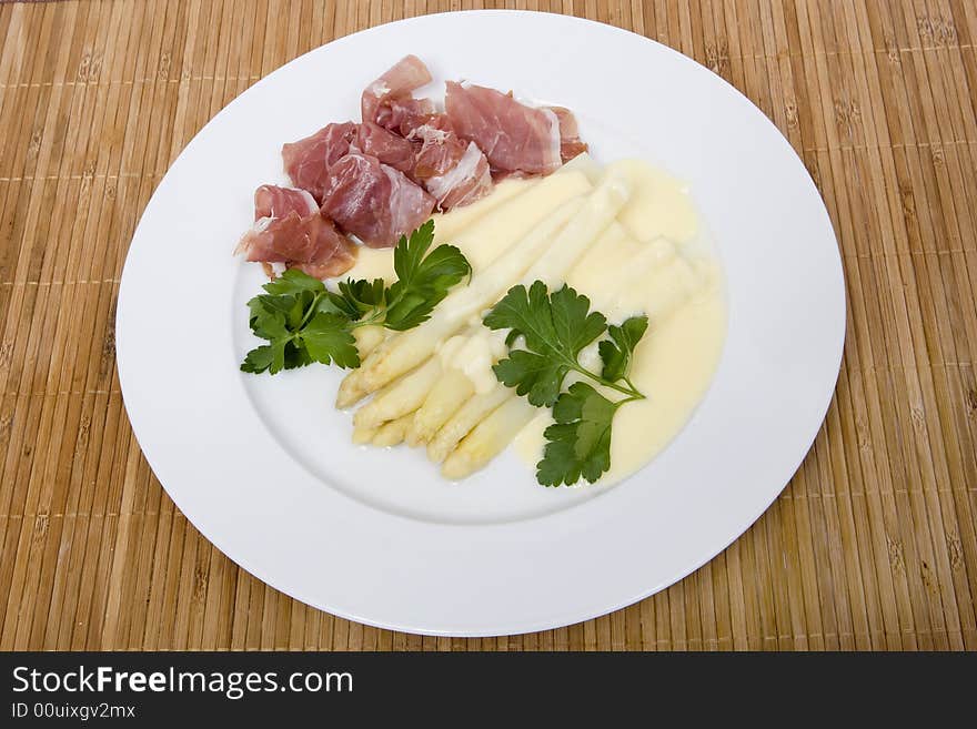 White asparagus with ham and hollandaise sauce