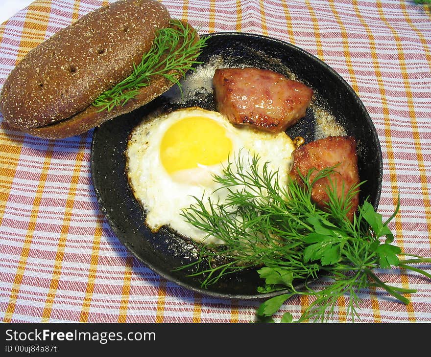 Fried eggs with sausage