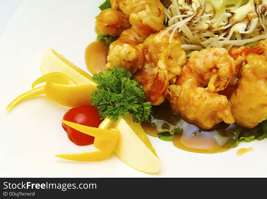 Fried shrimps with the sauce and the vegetables