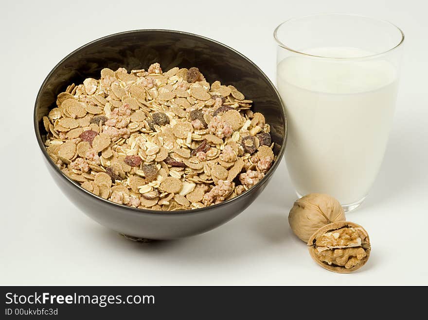 Milk, cereals and walnuts