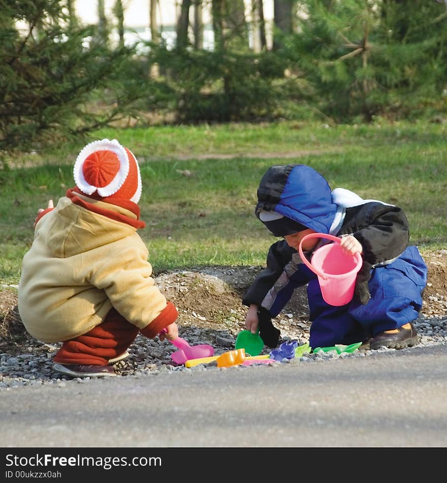 Small girl and the boy play color toys at road (1)