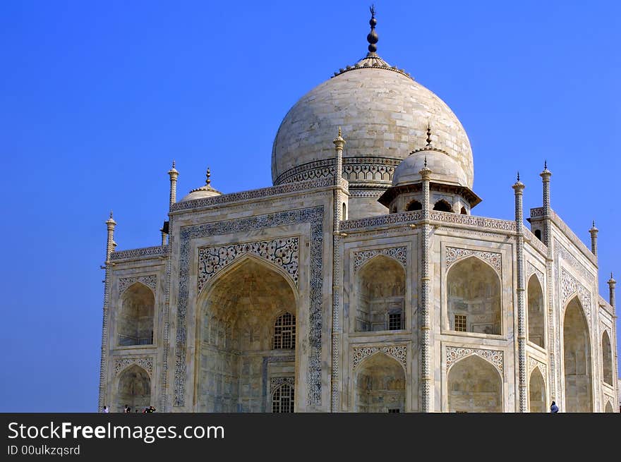 India, agra: blue sky and a perspective of one of the seven wonders in the world ; the taj mahal; monument constructed at the 17th century by the fifth mughal emperor Shah Jahan , a love tribute to his wife. India, agra: blue sky and a perspective of one of the seven wonders in the world ; the taj mahal; monument constructed at the 17th century by the fifth mughal emperor Shah Jahan , a love tribute to his wife