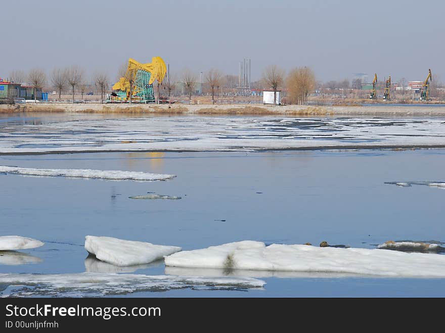 The by the lake of hour of early spring takes out the oil machine