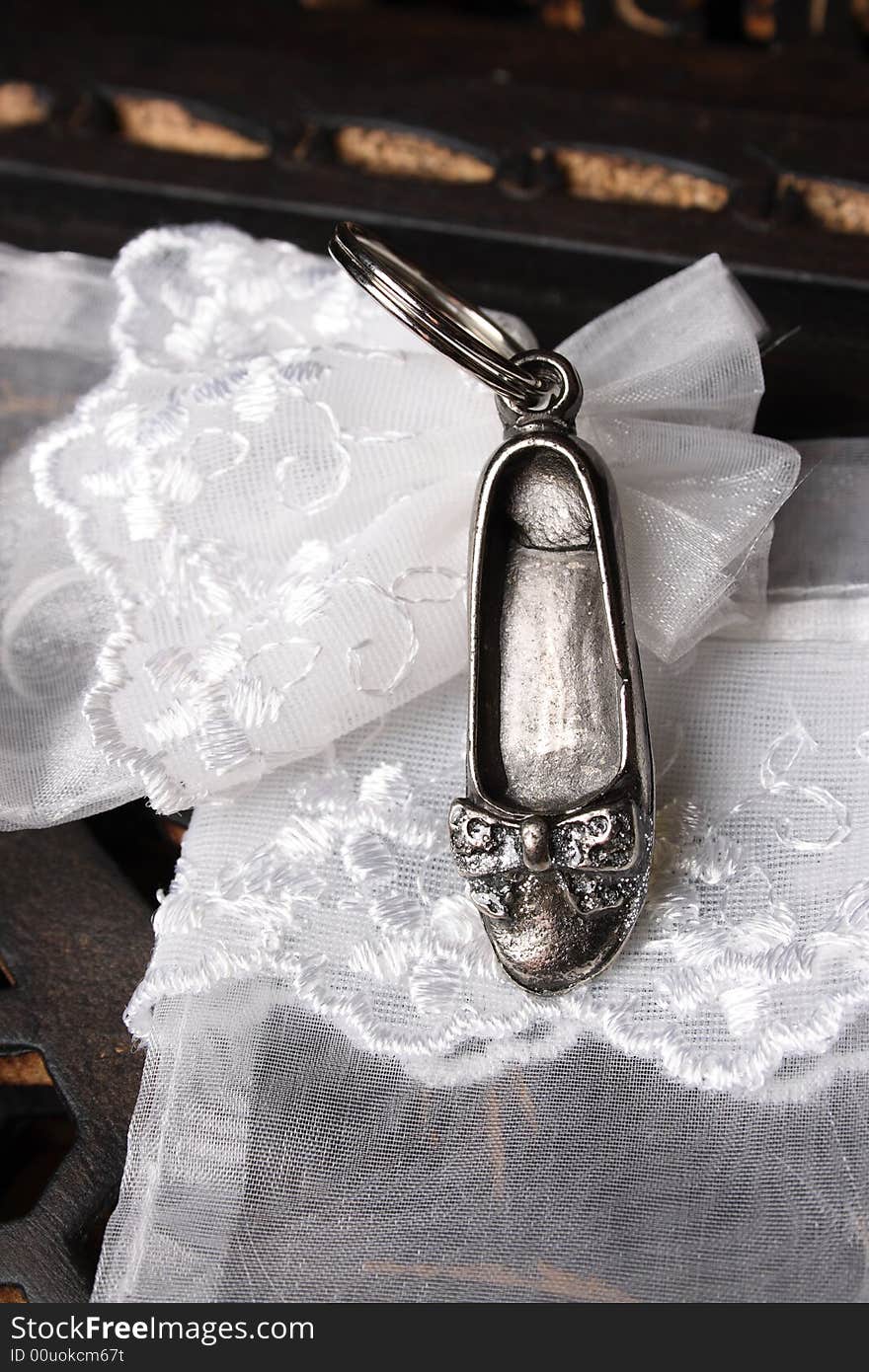 Silver Cast shoe on a keyring with a white organza bag. Silver Cast shoe on a keyring with a white organza bag