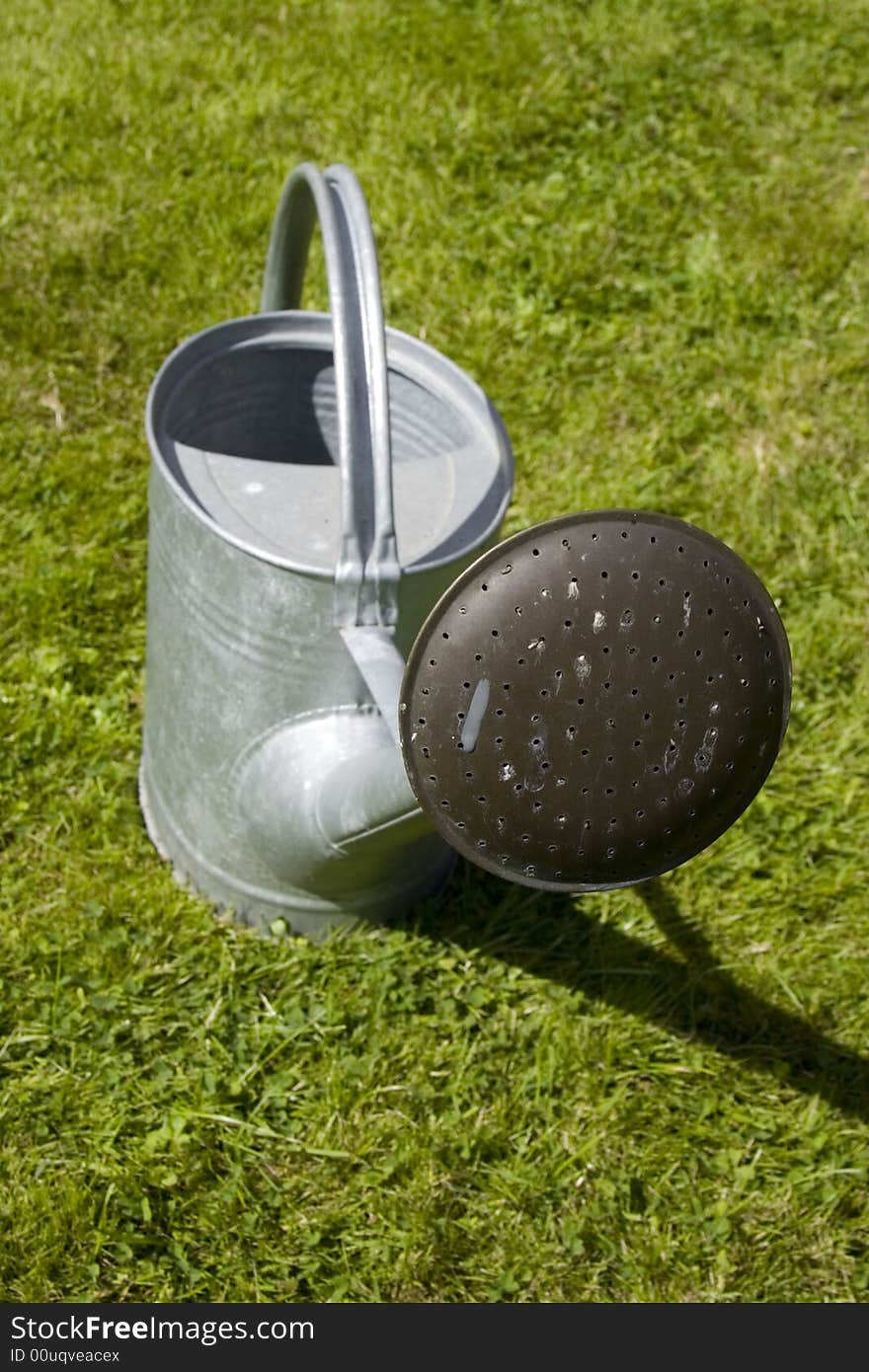 Tin watering can - vertical