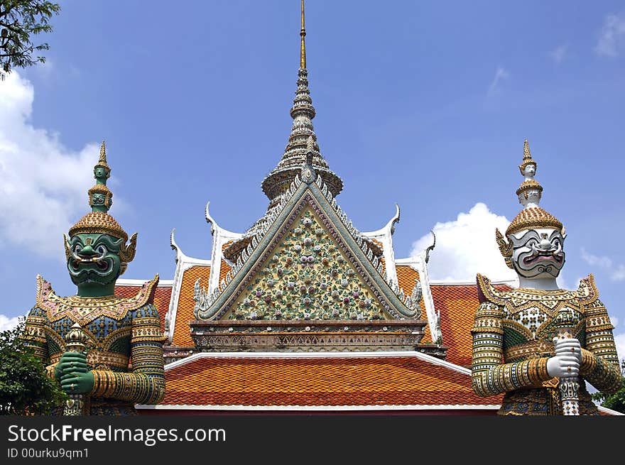 Thailand, Bangkok: Arun temple ; statue of a demon, the famous thai name of the ten headed demon king; a mythological figure of the indian  epic ramayana